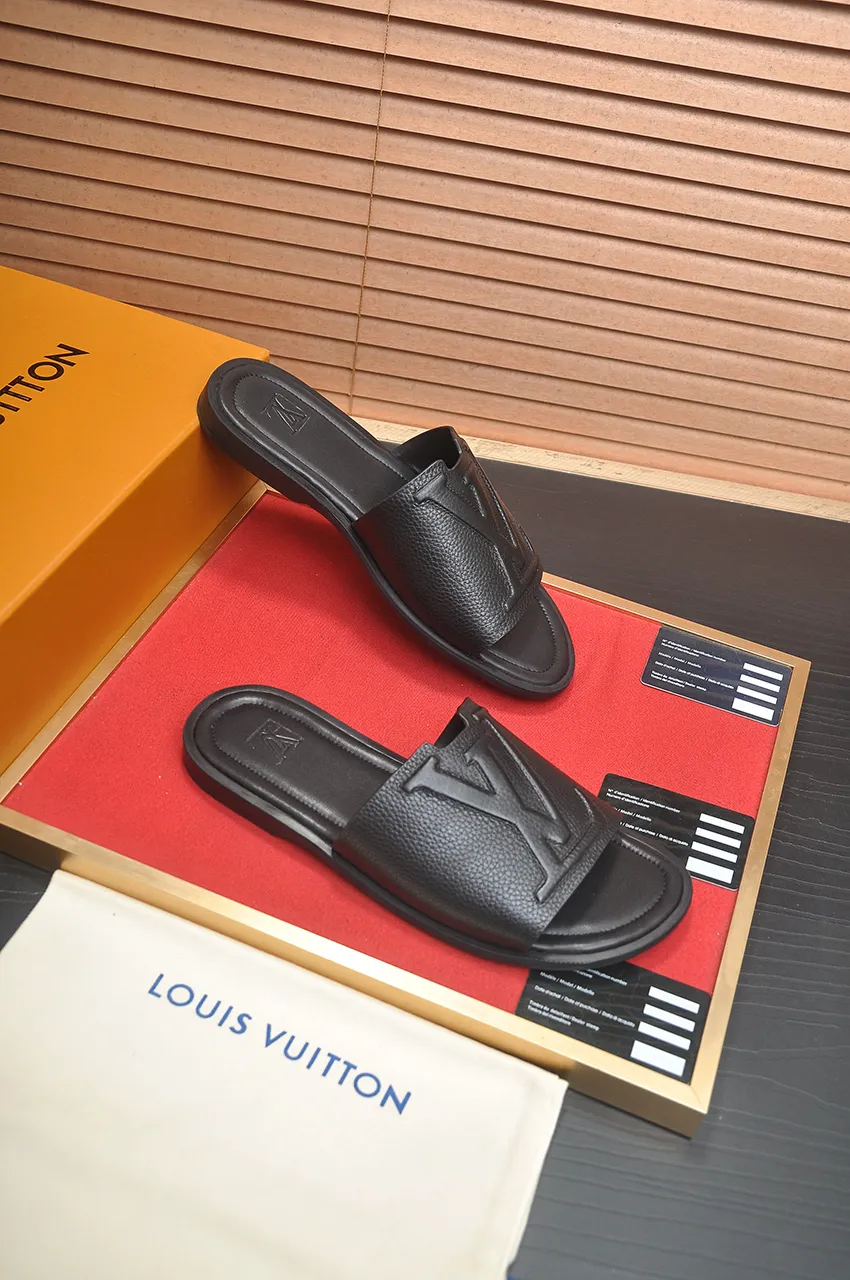 Men's men's shoes 💰340💶 [Louis Vuitton LV slippers] (high-end cowhide) counter 1:1 fashion style, a must-have for summer! The designer used LV’s iconic outsole. The original simple slippers instantly become fashionable! The upper is made of flexible special cowhide leather straps alternately, and the workmanship is exquisite! A must-have for stylish men in summer, size 38-46 (45 46 customized)